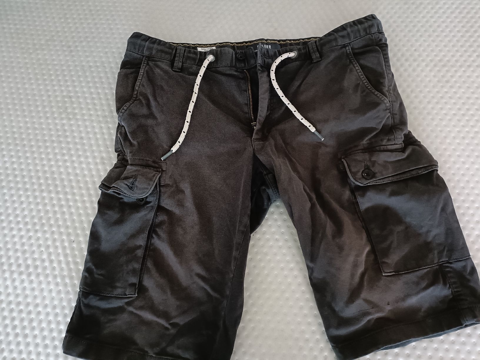 Lotti di vestiti: 2 XL Kurze Jeanshosen – Usato da Gossau SG venduto da scania1509
