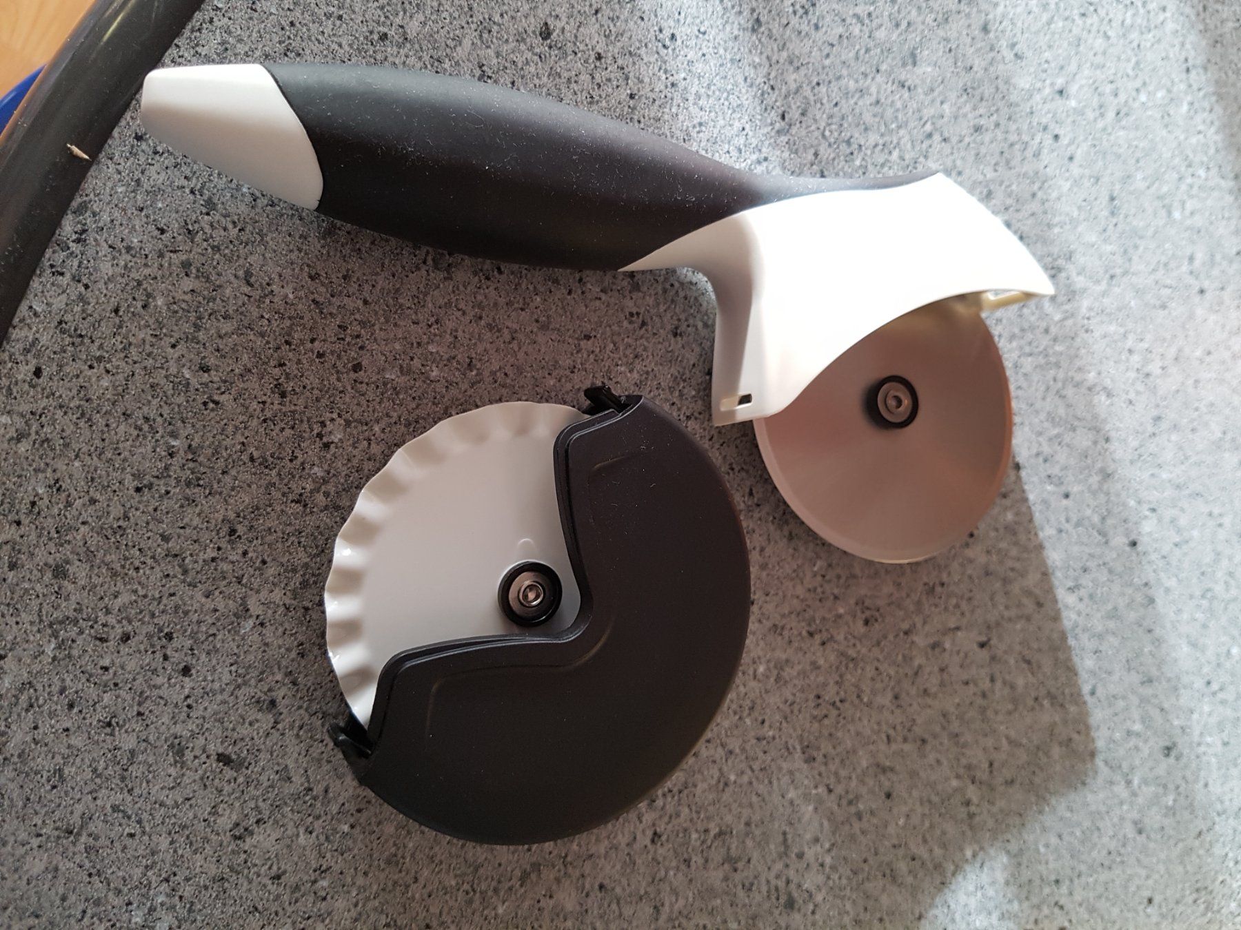 Tupperware Behälter & Ähnliches: Pizza Schneider /Kuchenrädli – Neu und originalverpackt aus Hasle b. Burgdorf von buddle32