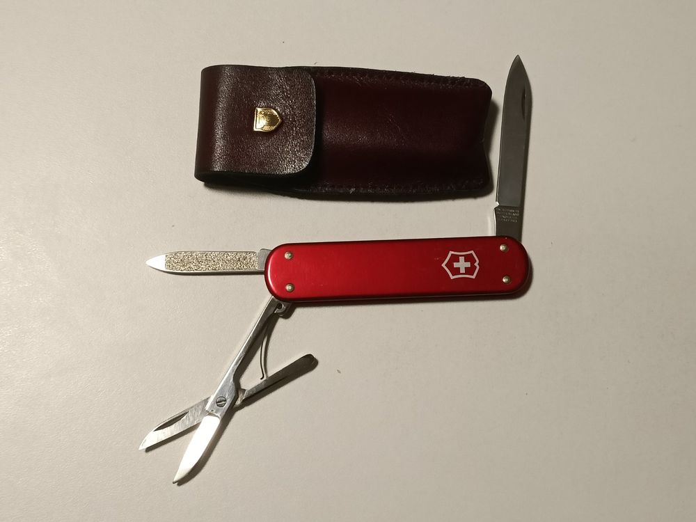 Super Couteau suisse Victorinox métal rouge avec étui cuir (Gebraucht