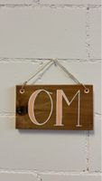 Dekoratives Holzschild mit Aufschrift "OM”