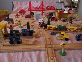 schöne grosse BRIO Eisenbahn mit 3 Loks und vielen Schienen