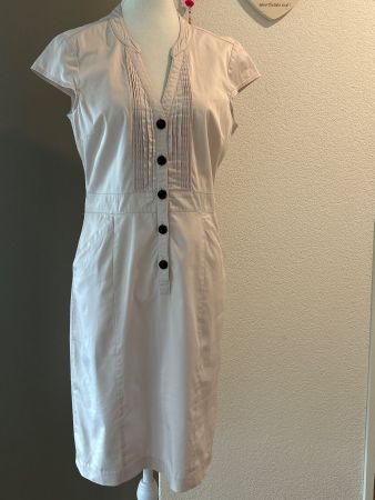 Kurzarm Kleid hellbeige mit Knöpfen