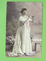 Antike Fotopostkarte Dame mit Blume, um 1900