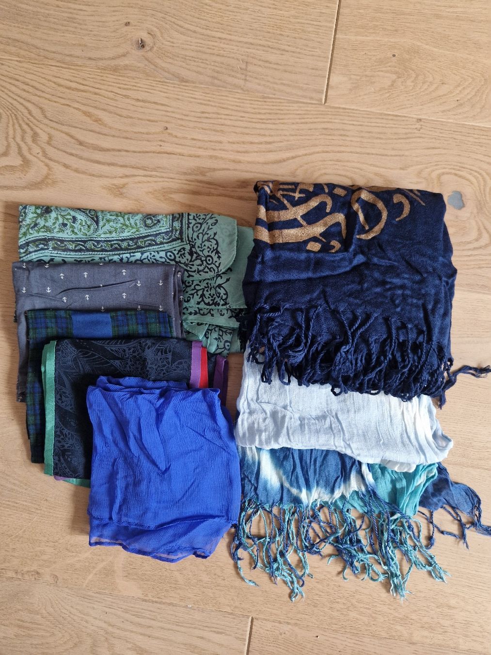 Foulard & Sciarpe: 7 blau/graue Foulards – Usato da Basel venduto da Luckyvrena