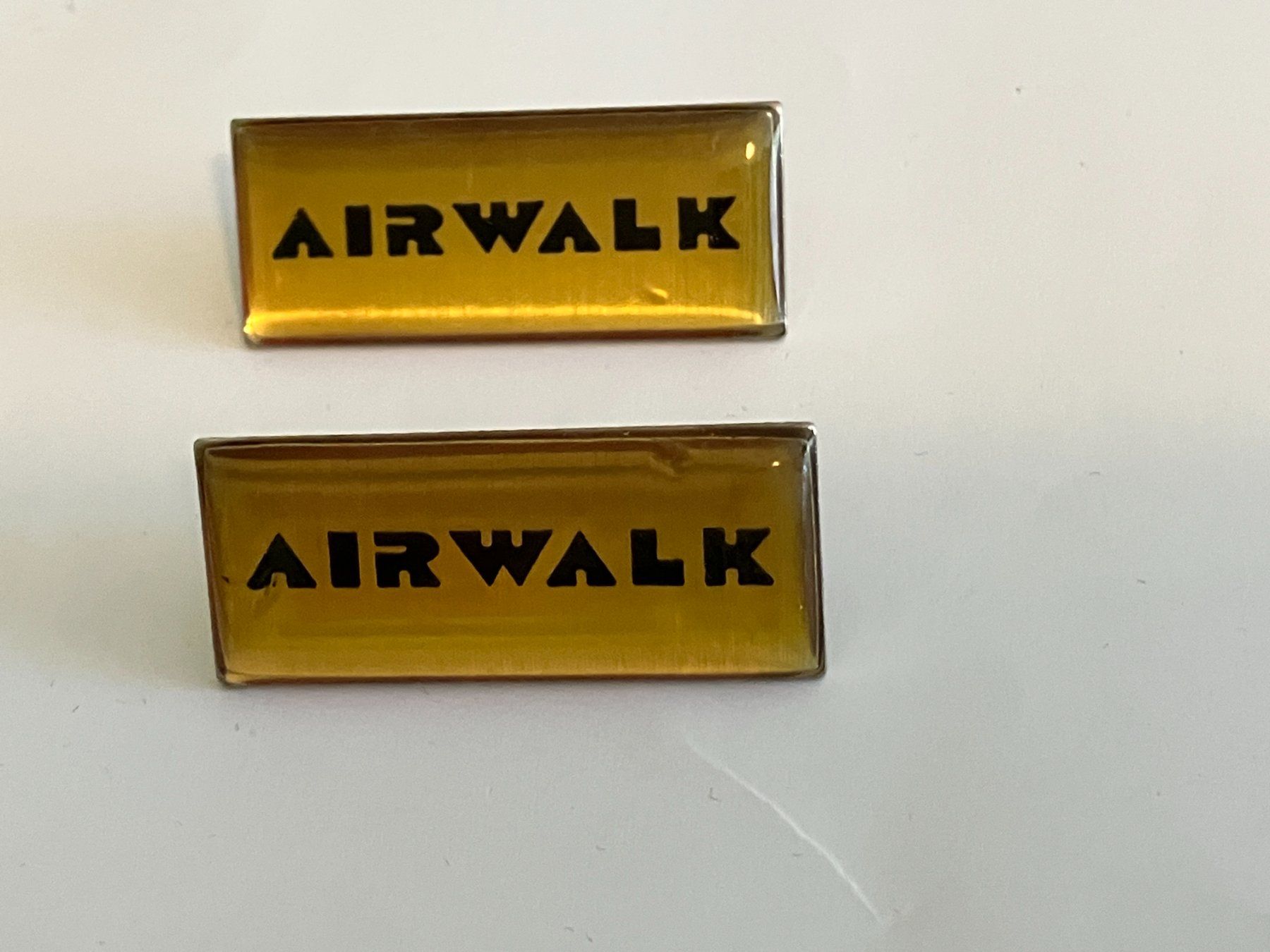 Placchette & Badge: 2 Pin Airwalk – Usato da Basel venduto da djwwpp