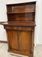 Antiker Aufsatzschrank mit Messingdetails