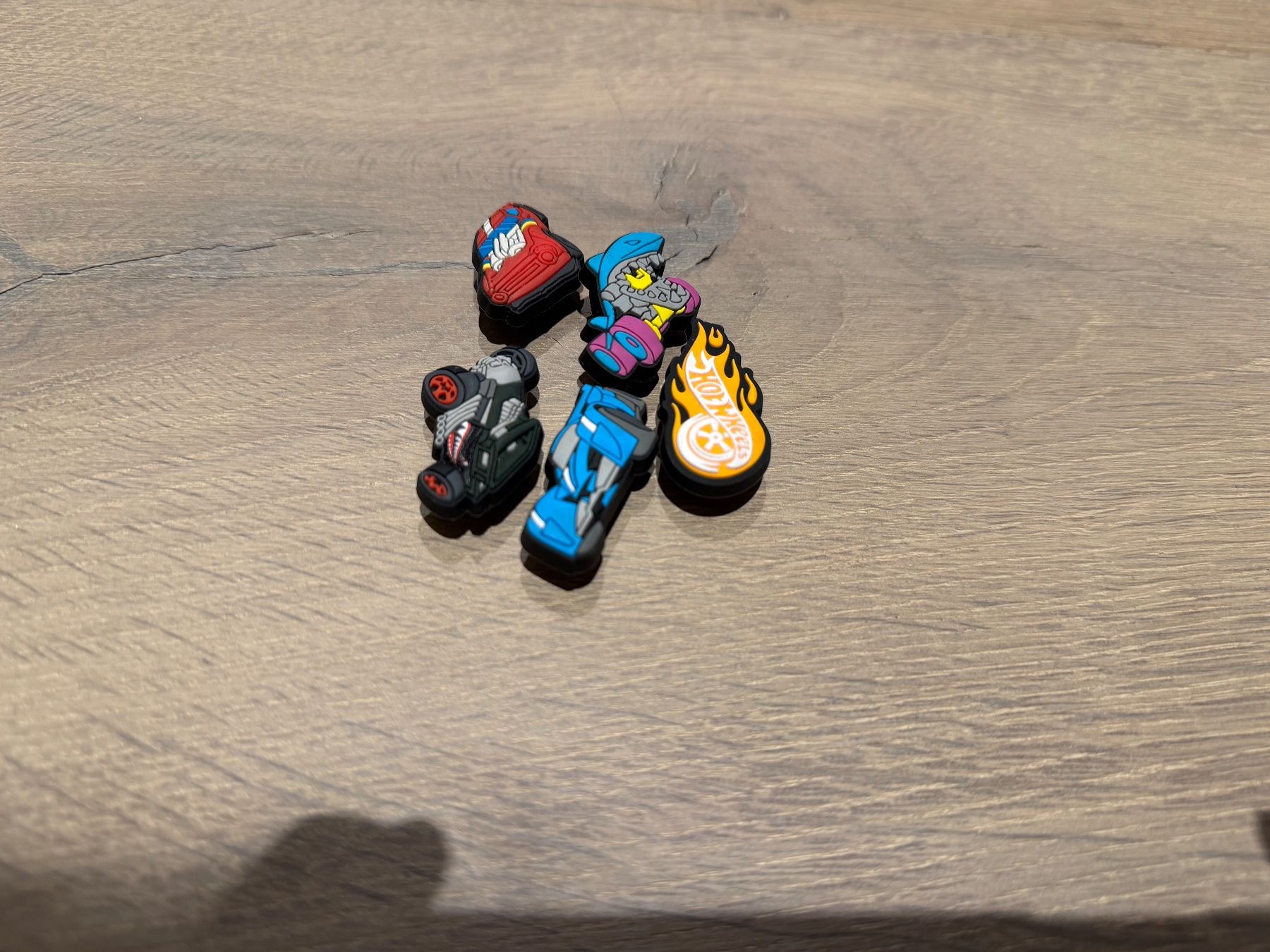 Scarpe per ragazzi: Crocs Hot Wheels Schuh-Anstecker – Usato da Ebmatingen venduto da N.Bu