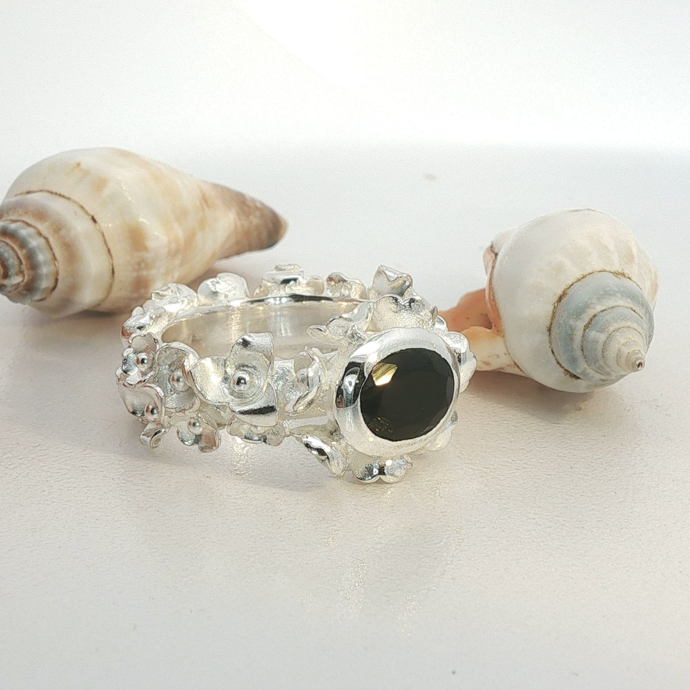 Olga Ribler Anelli: Statement Blumen Ring mit Saphir – Grösse 58 – Nuovo (secondo la descrizione) da Luzern venduto da Schmuckoutlet 2
