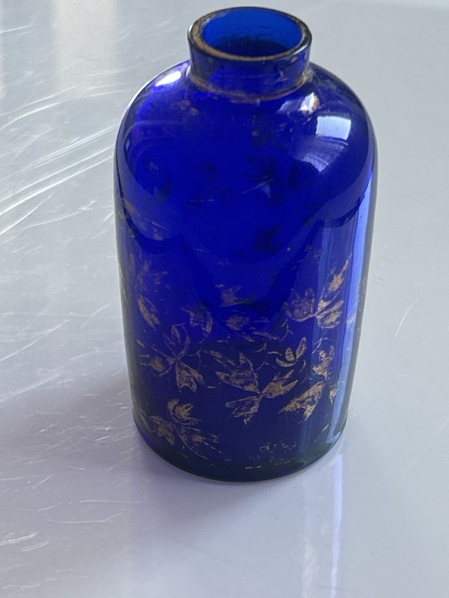 Apparecchiature e tecnologia a gas: Blaue Glasflasche mit Golddekor, klein(I5) – Usato da Neuenhof venduto da SchnaeppliAllerlei 1