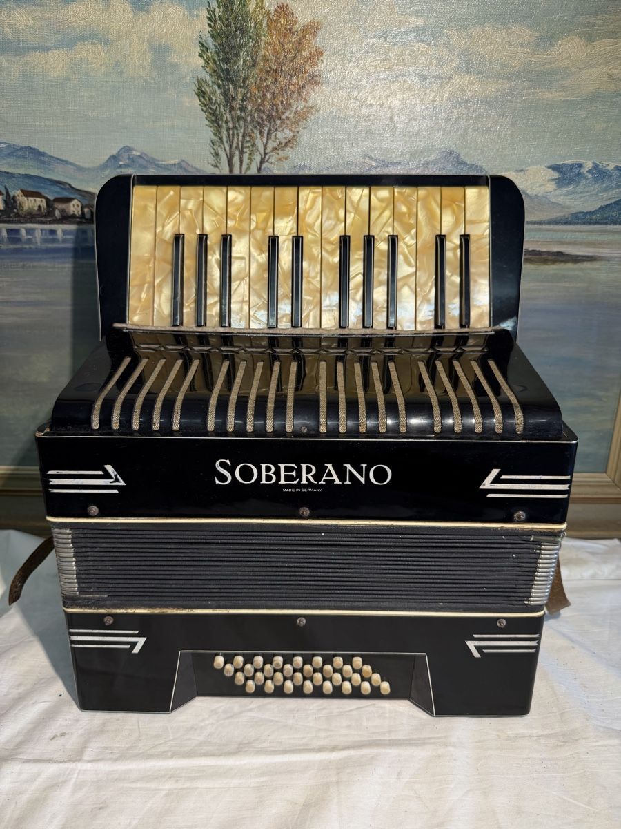 Strumenti musicali: Akkordeon SOVERANO 32 Bässe Antik  – Usato da dietikon venduto da fernando011