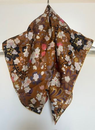 Schönes Seidenfoulard camelbraun mit Blumen