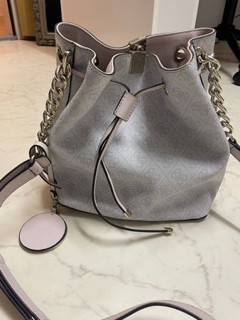 Trendige Guess Bucket Bag - Perfekt für den Frühling!