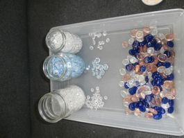 Glassteine und diverses farbiges Deko Material