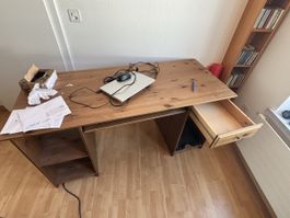 Holzschreibtisch mit Stauraum – guter Zustand