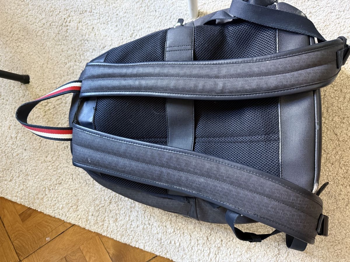 Tommy Hilfiger Rucksäcke: Sac à dos Tommy Hilfiger bleu marine – Gebraucht aus Villars-sur-Ollon von rom_852b 1