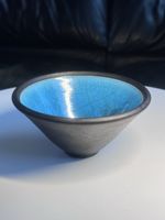 Handgedrehte Keramikschale schwarz blau Raku glasiert