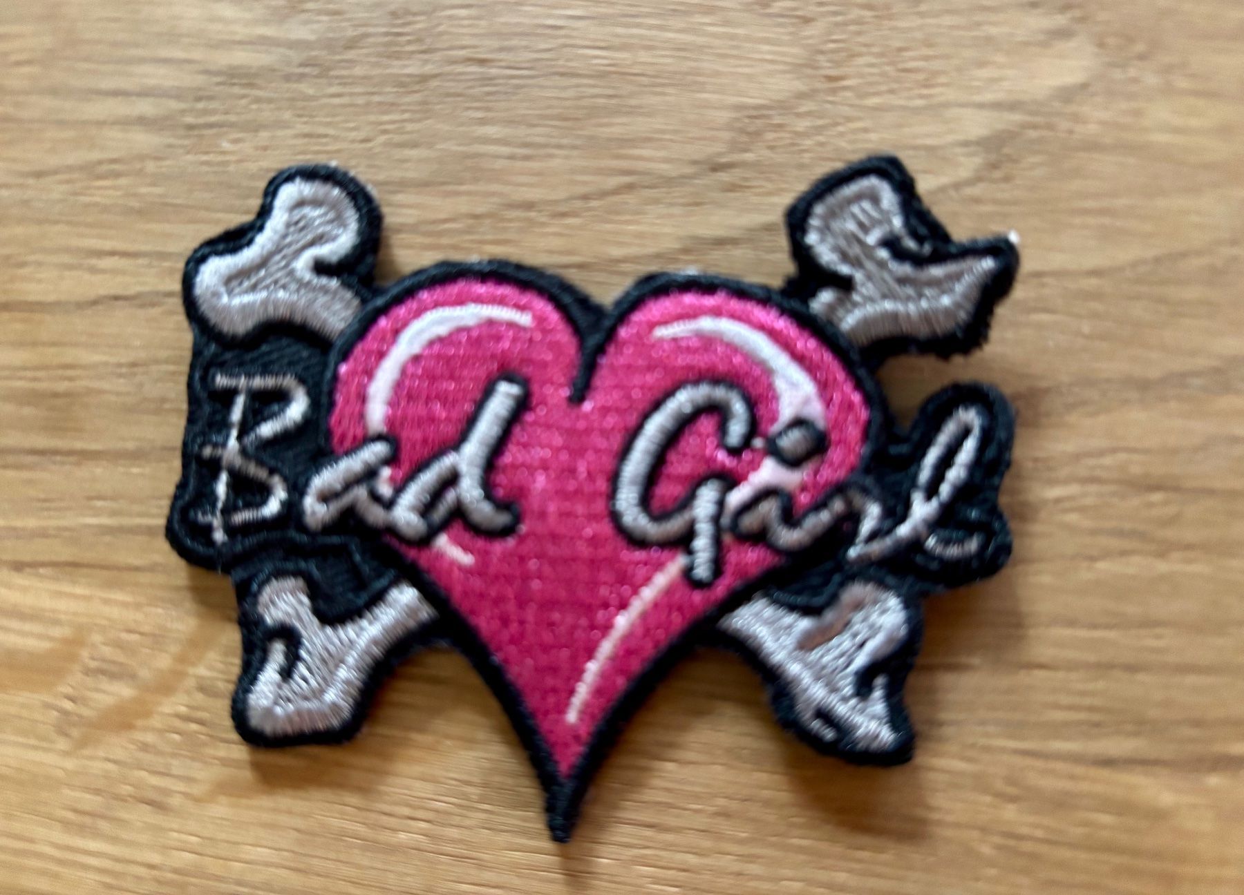 Placchette & Badge: Écusson Bad Girl, neuf – Nuovo (secondo la descrizione) da Losone venduto da courrier 6