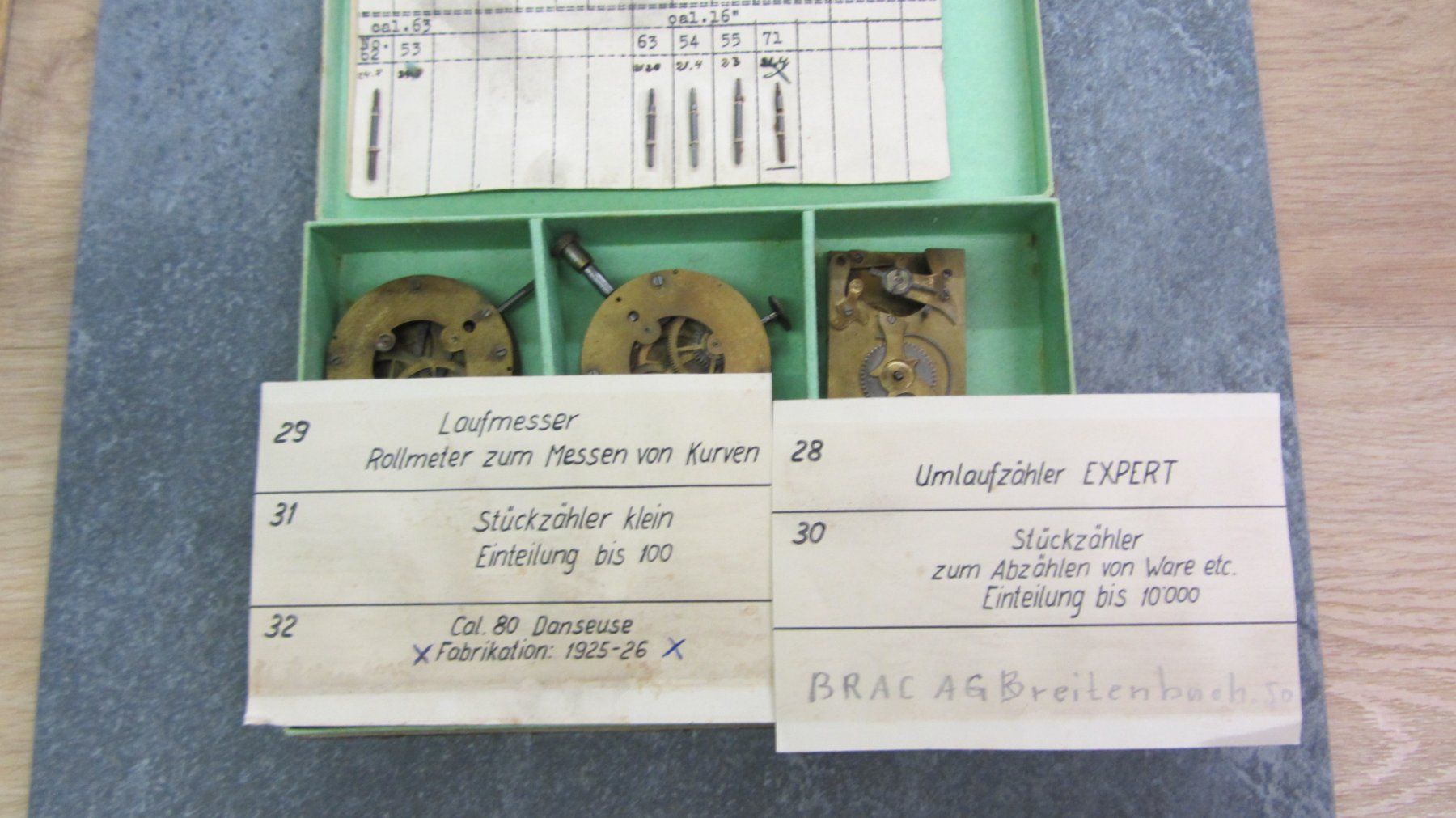 Uhren: BRAC SA, Breitenbach, Antike museale Box mit Uhrenteilen – Gebraucht aus Hölstein von federhaus 3