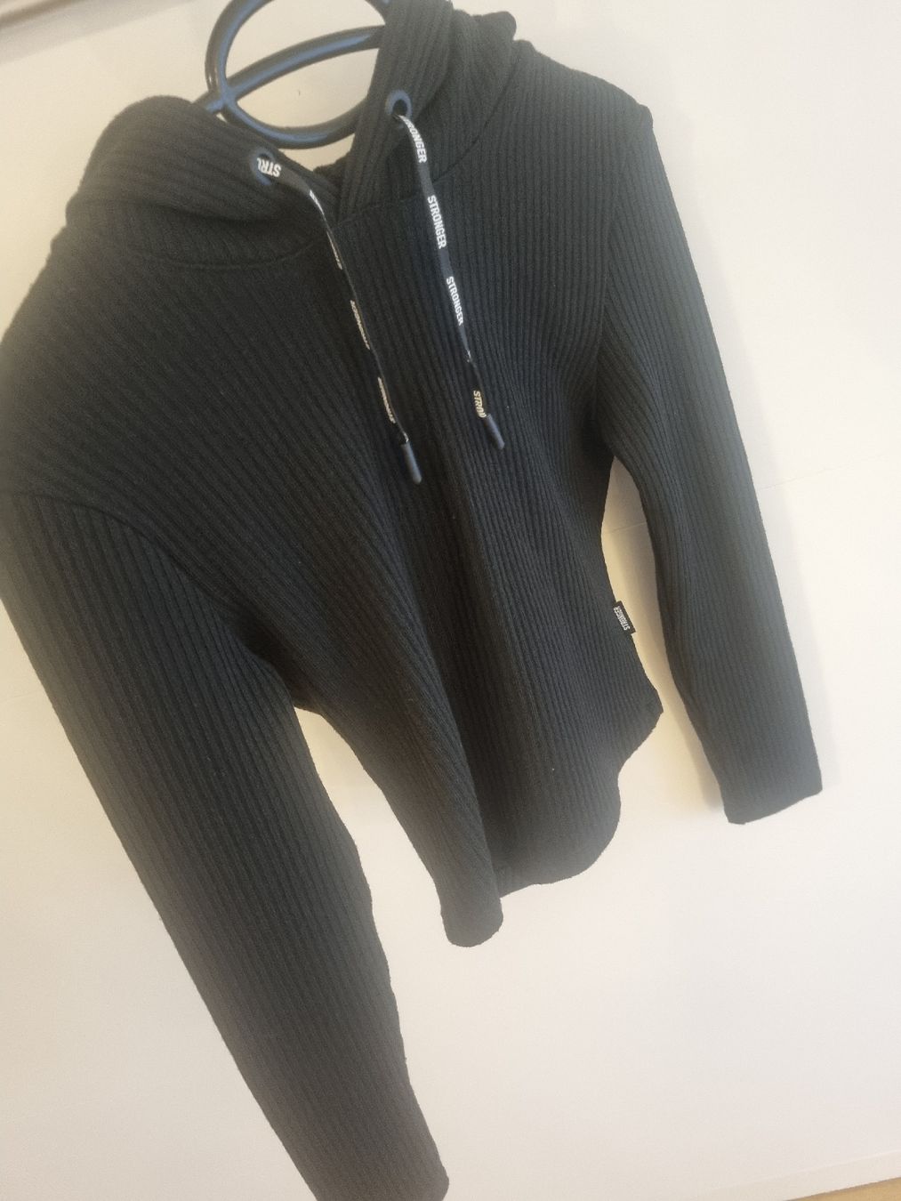 Maglioni & Felpe: Schwarzer Kapuzenpullover von Stronger, Grösse S – Nuovo (secondo la descrizione) da Thalwil venduto da Tigerlily1992 4