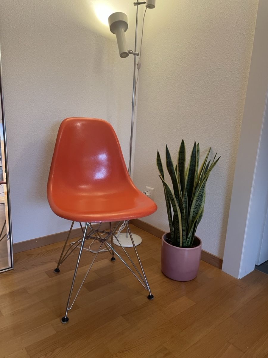 Herman Miller Chaises: Vitra Eames Fiberglass orange – D'occasion à zürich par Nanananana