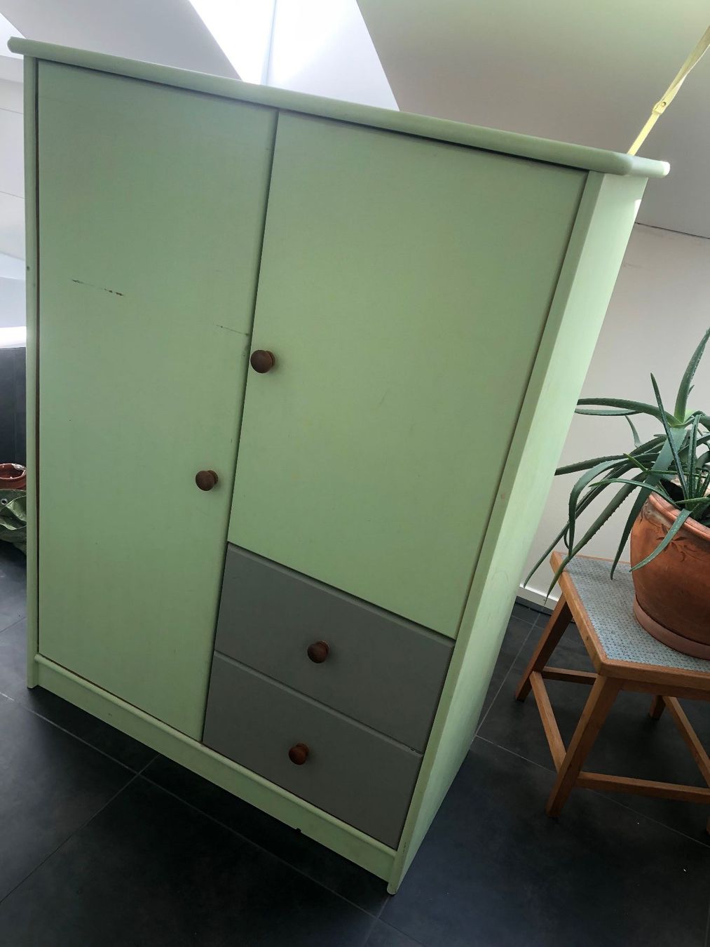 Armoires: Kleiderschrank massiv Holz – D'occasion à Windisch par raebluesli