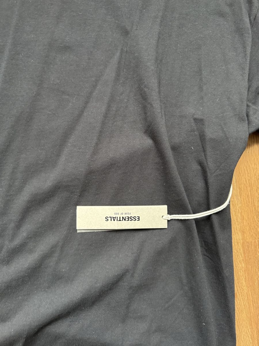 Fear of God T-shirt: Neuwertiges Essentials T-Shirt Grösse M Schwarz – Nuovo e nell'imballaggio originale da Altendorf venduto da FF_26 2