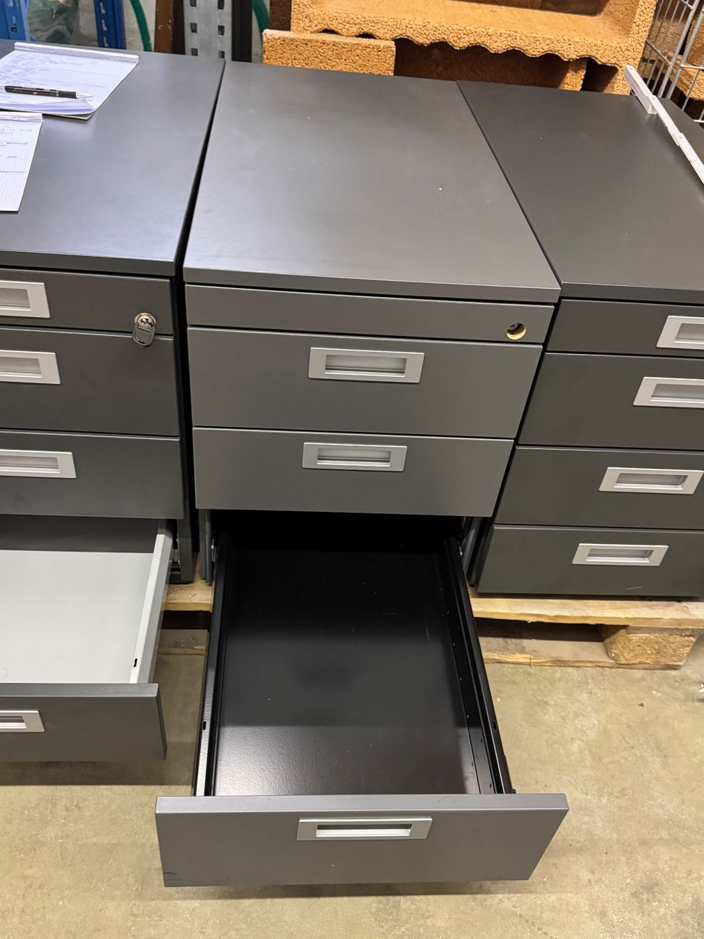 USM Eléments de bureau: Korpus mit 4 Fächer - Hellgrau – D'occasion à Diessenhofen par Osio 5
