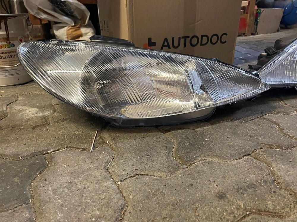 Peugeot Fari: Scheinwerfer Peugeot 206 li+re Pre Facelift Neu – Nuovo (secondo la descrizione) da Saas-Grund venduto da GarageSaleToday 1