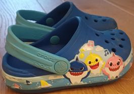 Kinder Clogs Crocs Grösse 22 Blau Baby Shark gebraucht