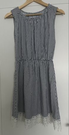Sommerliches Kleid mit Streifen und Spitze, Grösse M