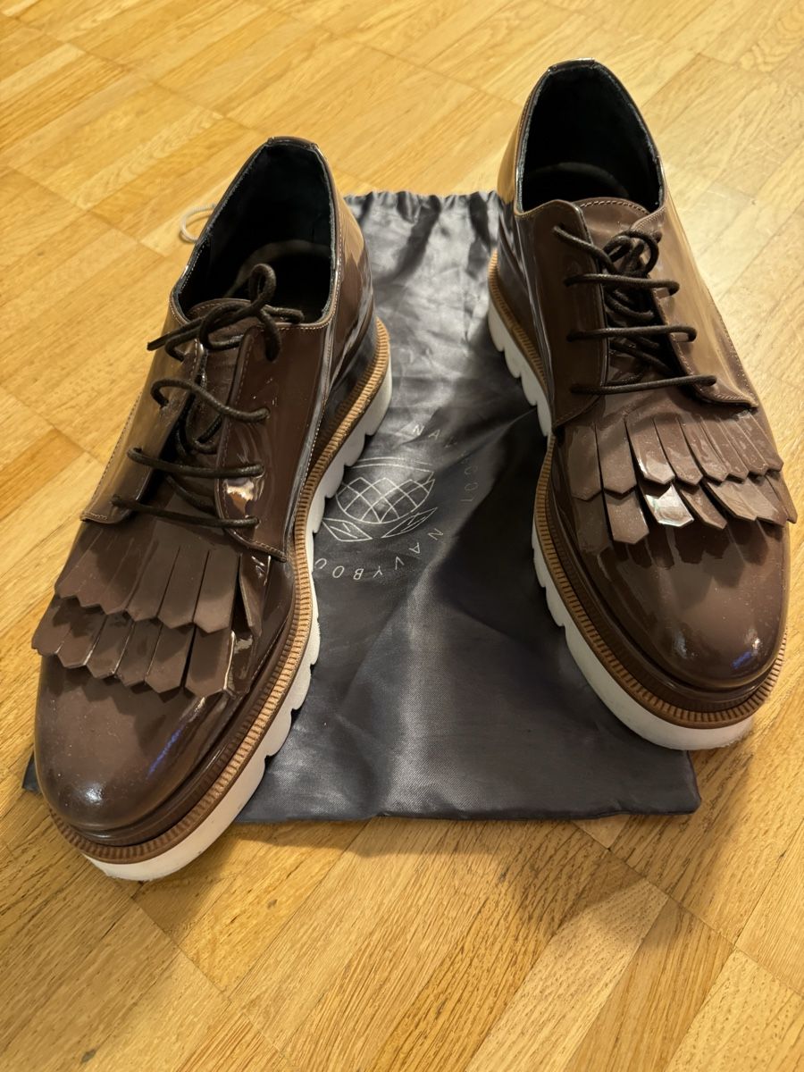 Navyboot Damenschuhe: Navyboot Lackschuhe Plateau Gr. 37 Braun/Toupe – Gebraucht aus Steinhausen von Mimirose114 2