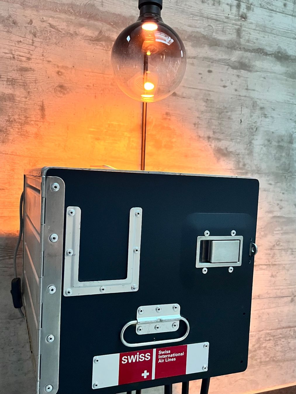 Sonstiges zu Aviatik: Swiss Flugzeugtrolley Designer Nachttisch – Neu und originalverpackt aus Fruthwilen von bodensee_manufaktur 2