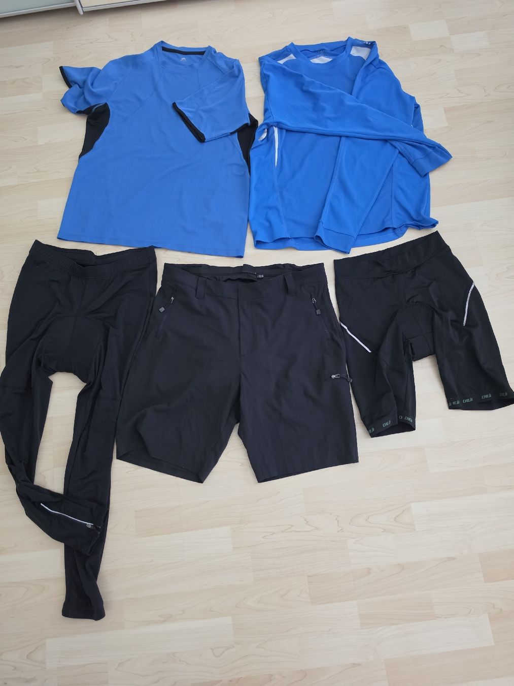 Lots de vêtements: Velokleider Hosen etc. – D'occasion à Würenlos par Nigginiggi