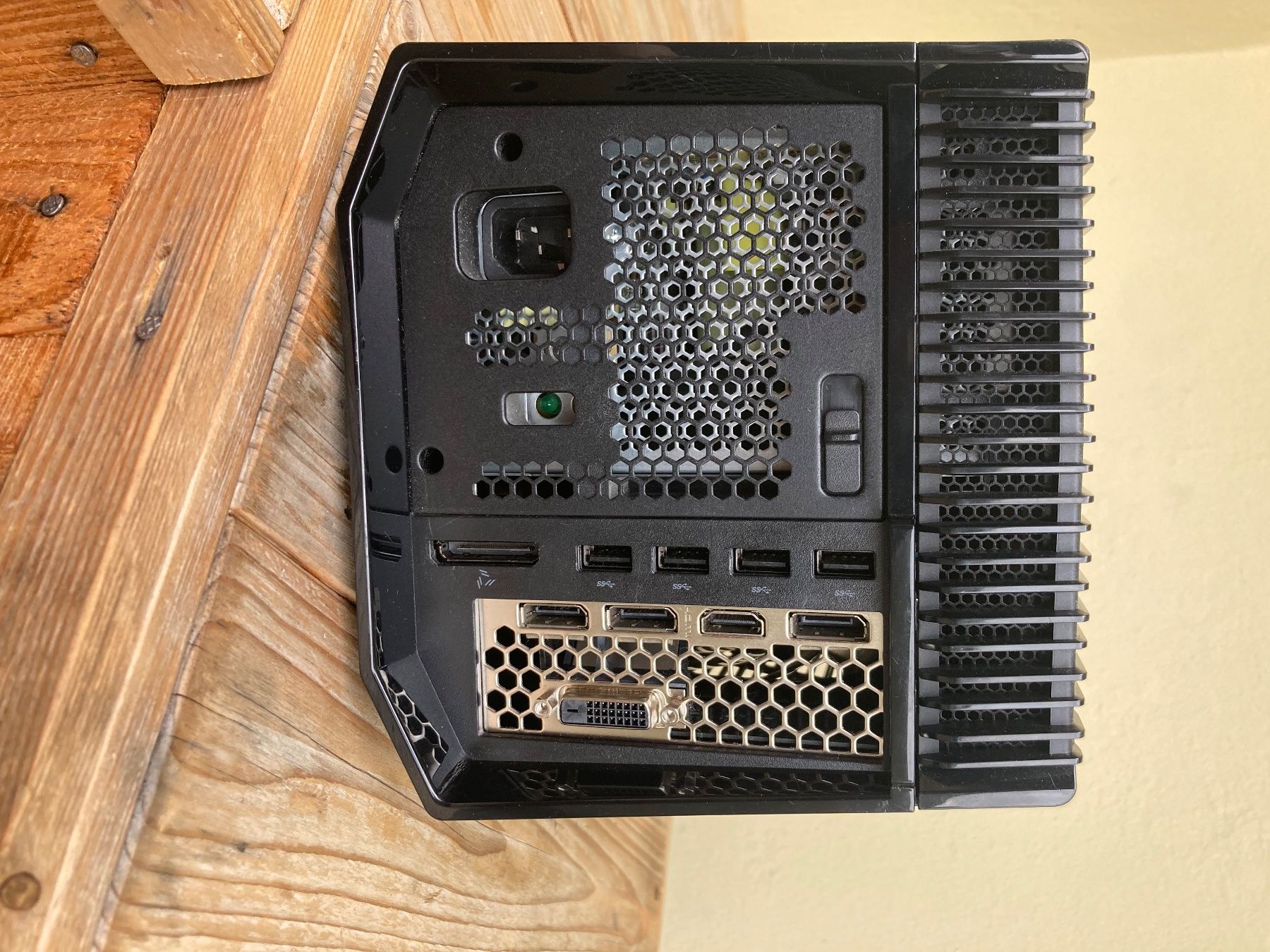 Alienware Notebooks: Alienware 15 R3 + Graphics Amplifier + GTX 10606GB – Gebraucht aus Basel von  6