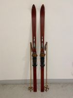 Ski (Nr. 28), alte Holzski mit Stöcken