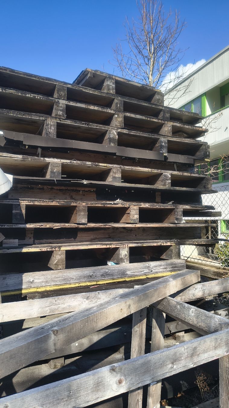 Articoli in legno: pannelli pedane di legno 2x2.5m – Usato da Minusio venduto da Chrisblue70