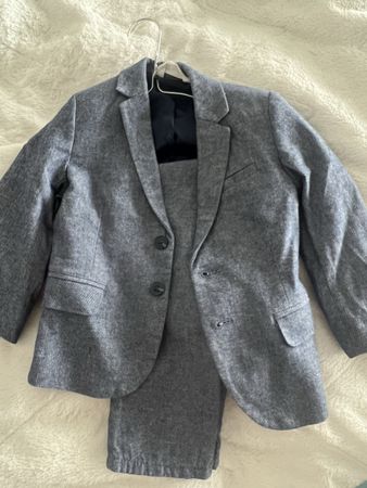 Boys H&M Suit Set Size 4T - Perfect for Spring Events!