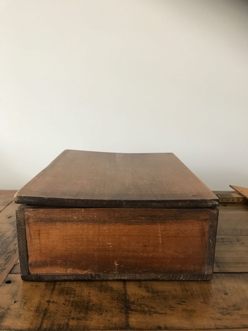 Caisses de transport: Alte Holzkiste mit Scharnierdeckel – D'occasion à Rapperswil SG par cosiba01 3