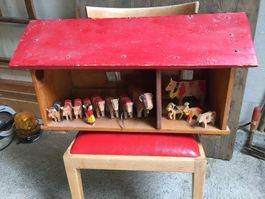 Holzkühe mit Stall