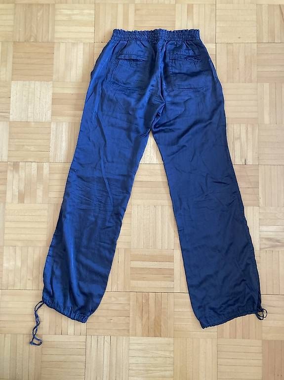 Hosen: Dunkelgraue Stoffhose mit Metallic-Optik (M/L) – Gebraucht aus Zürich von Muchomurka 1