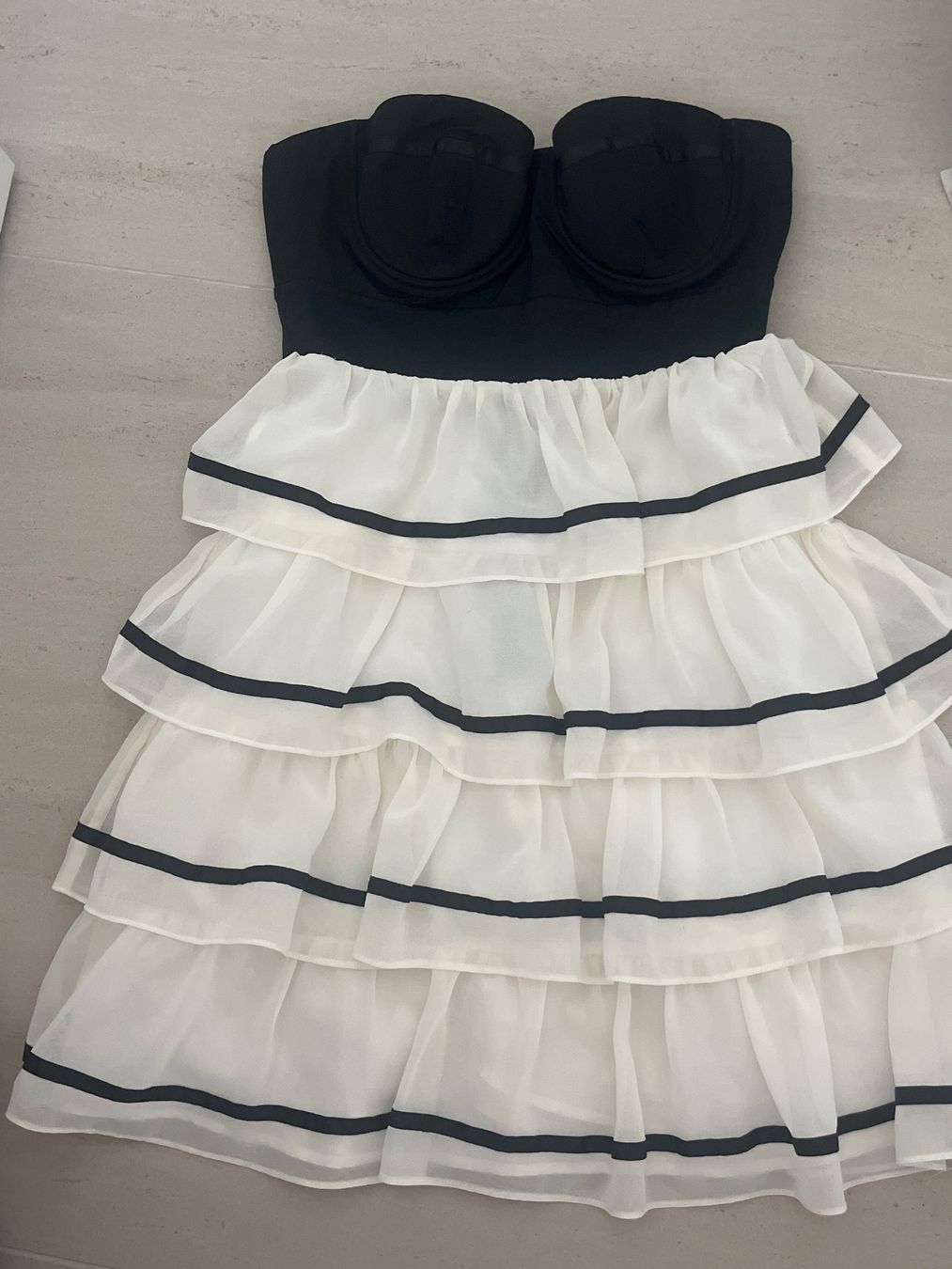 Vestiti: Schickes Kleid von Lipsy Gr UK8/EU36 – Usato da Luzern venduto da Sono2 1