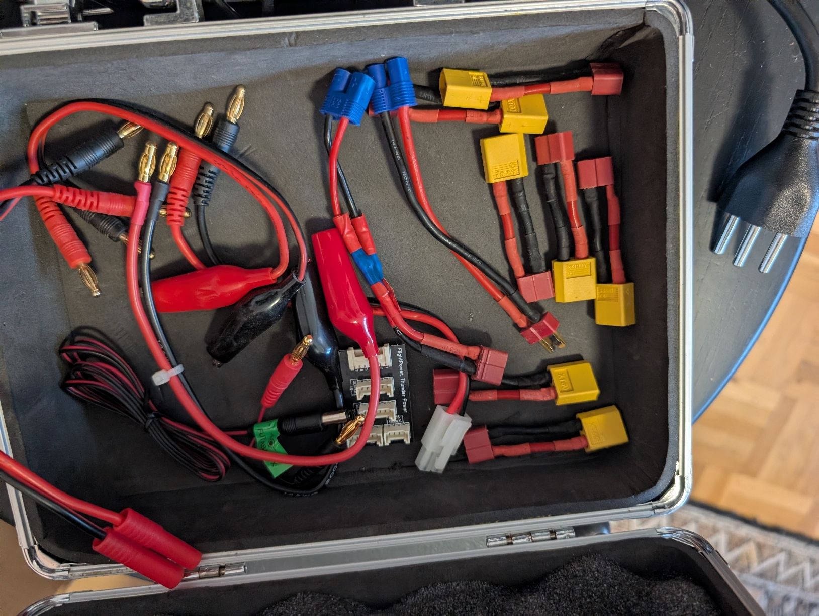 Robbe Accus, Chargeurs & Blocs d'alimentation: Robbe Ladegerät B6 eq-bid – D'occasion à Roggwil BE par MA-4900 2