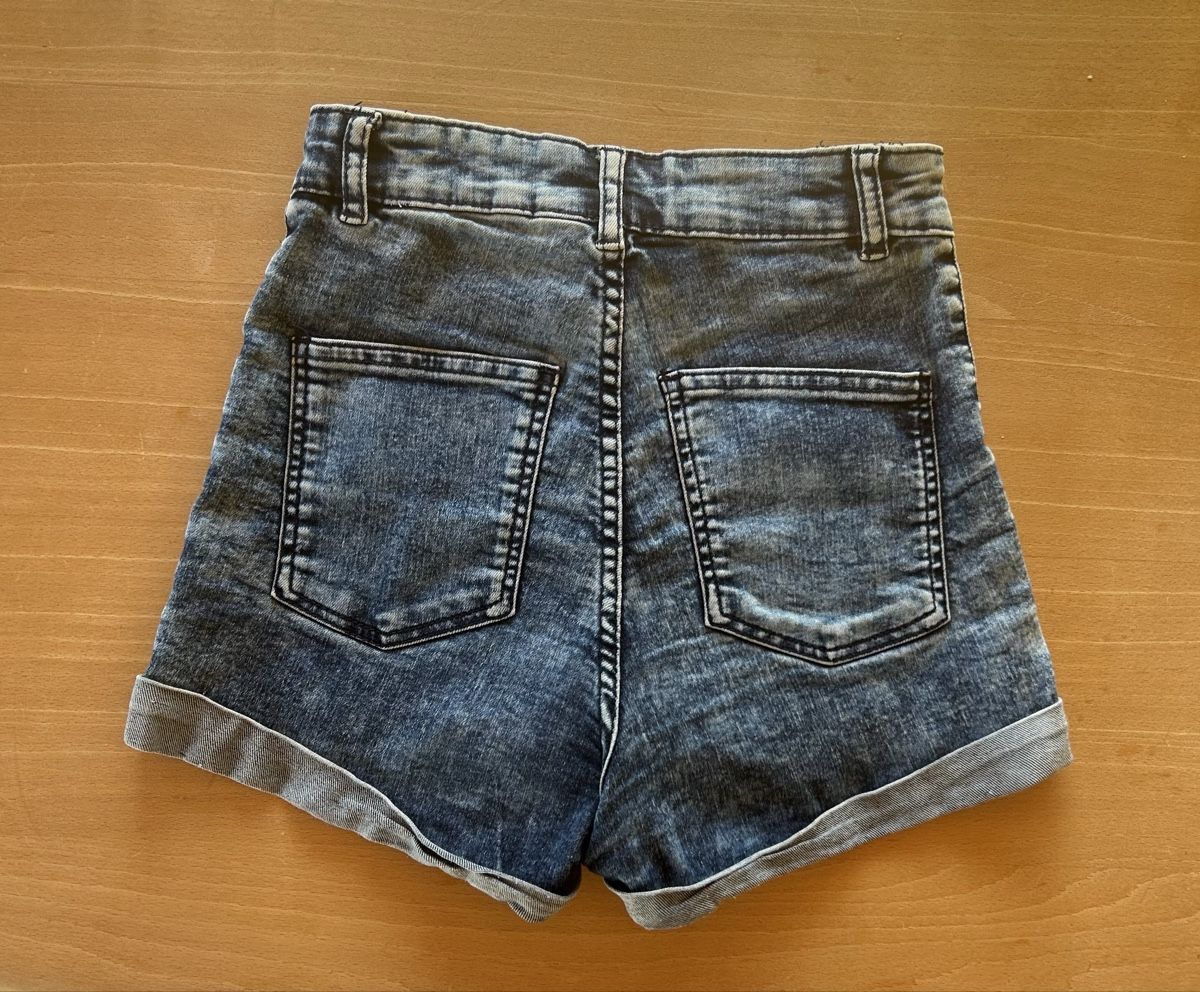 Hosen: Short en jean fin taille haute – Gebraucht aus Ardon von cam_f86l 1