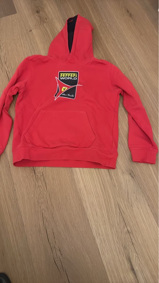 Maglioni & Felpe: Kapuzenpullover Ferrari World rot gebraucht – Usato da Lachen SZ venduto da LuganoLugano