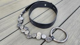 Ceinture noire avec pièces métalliques style celtique