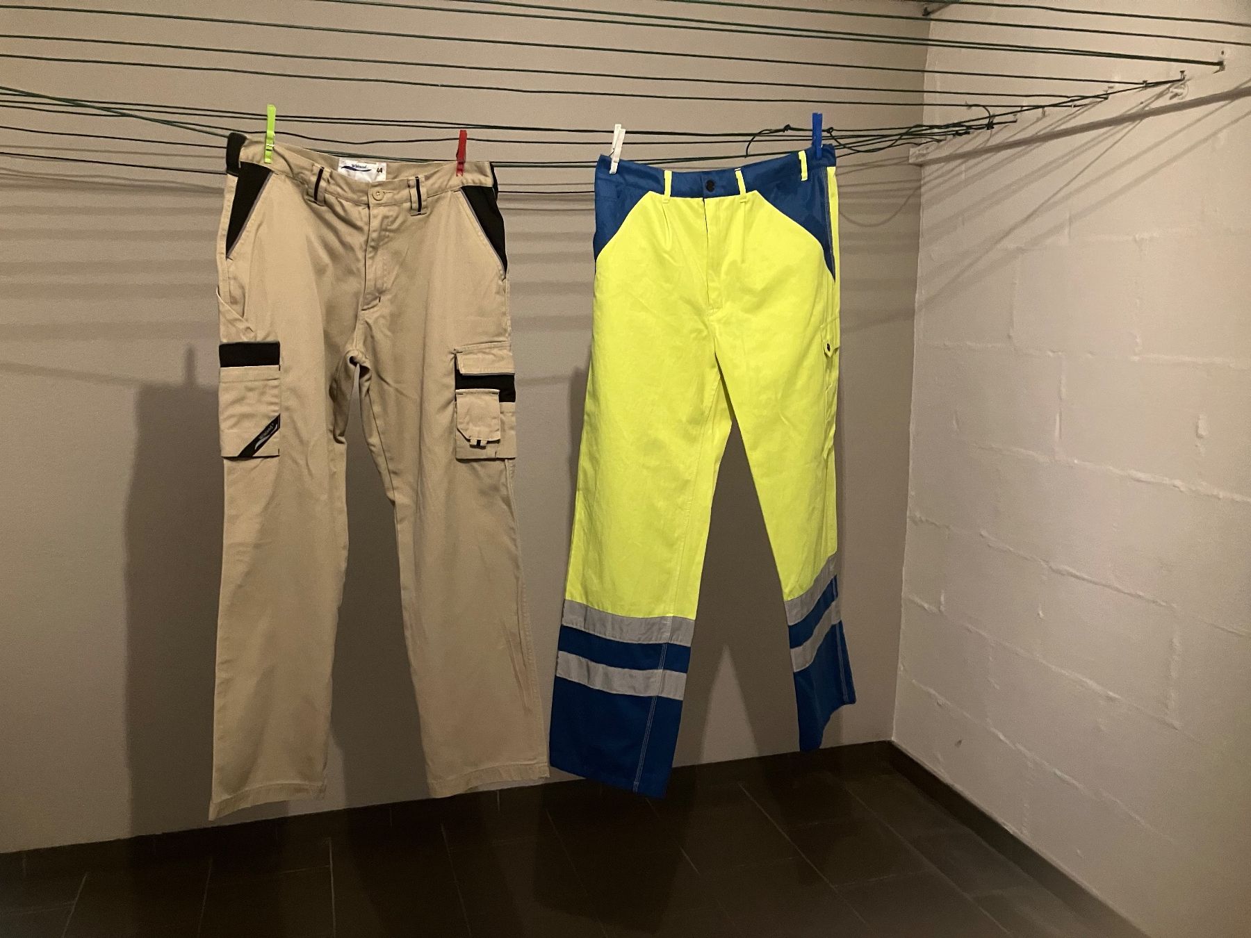 Wikland Pantaloni: Arbeitshose zwei Stück Gr.44 /Gr.48 – Usato da Bettwiesen venduto da Zustand57