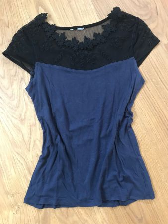 Dunkelblaues T-Shirt mit Spitzeneinsatz Gothic