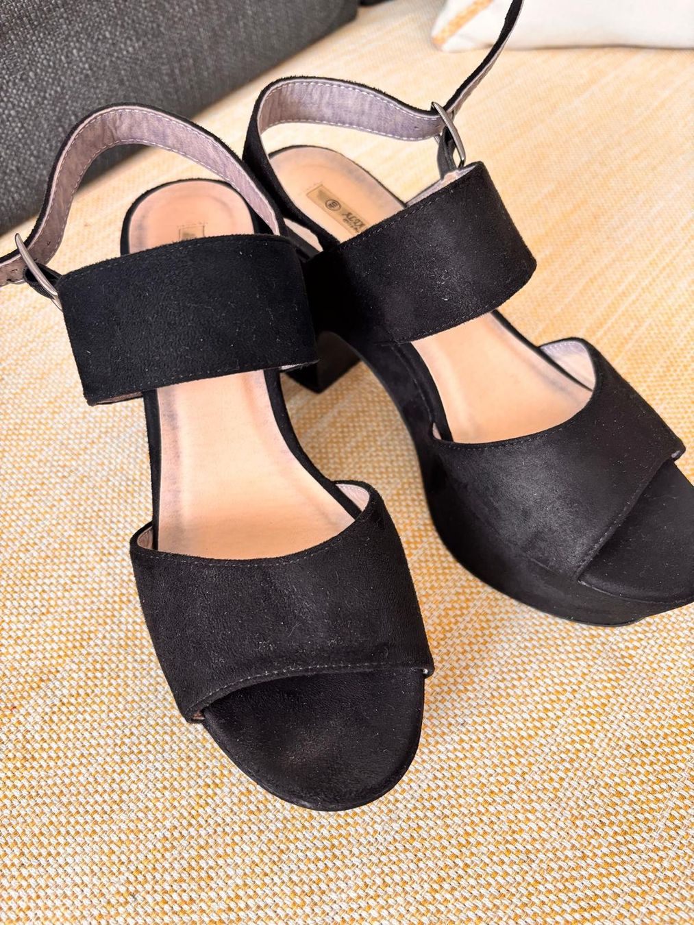 Scarpe da donna: Sandales à talons et plateforme – Usato da Romainmôtier venduto da val_r8sn 1