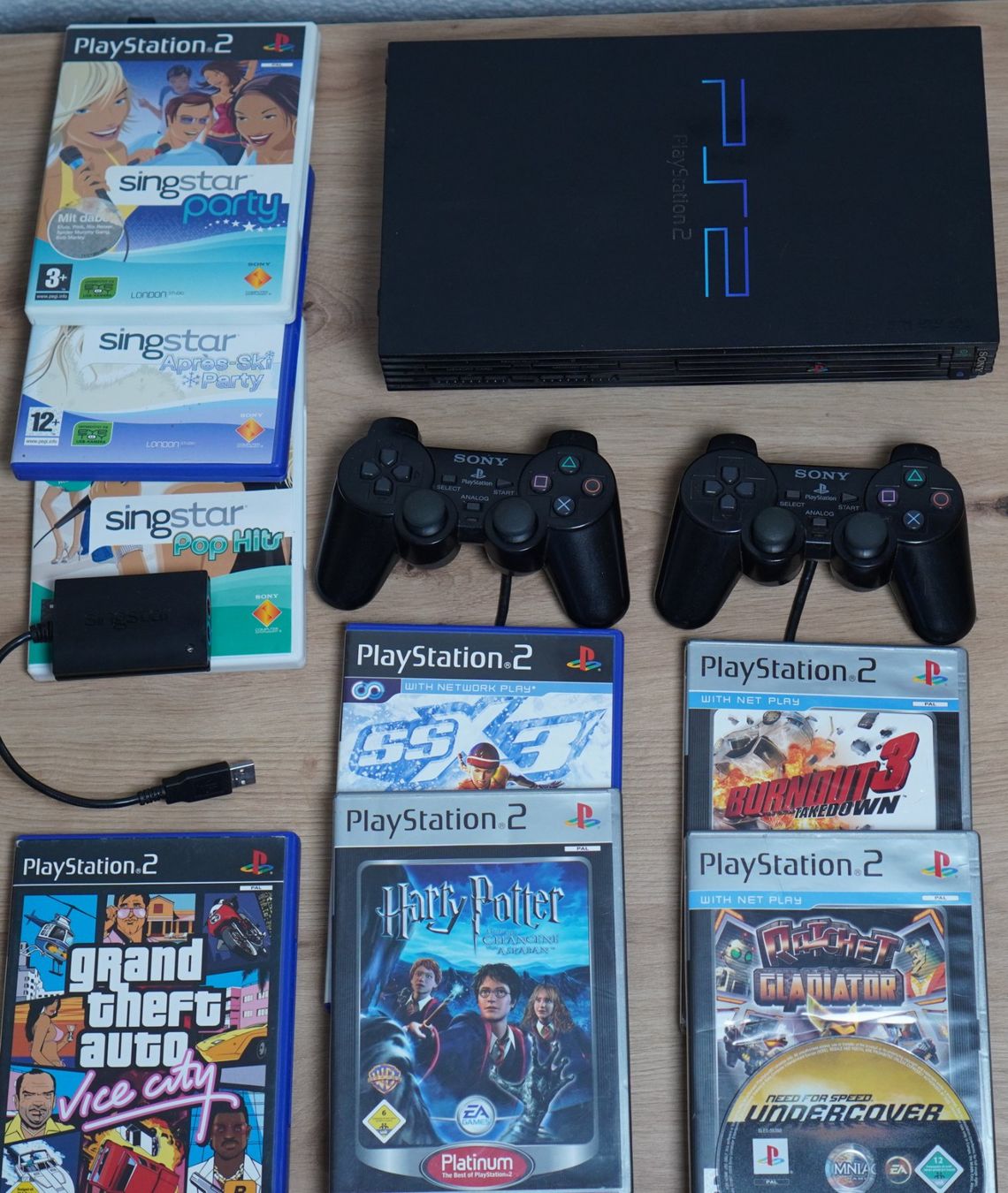 Sony Consoles: Sony PlayStation 2, 2 Controller, 8MB Memory Card, Spiele – D'occasion à Oberwangen b. Bern par pas_x72k