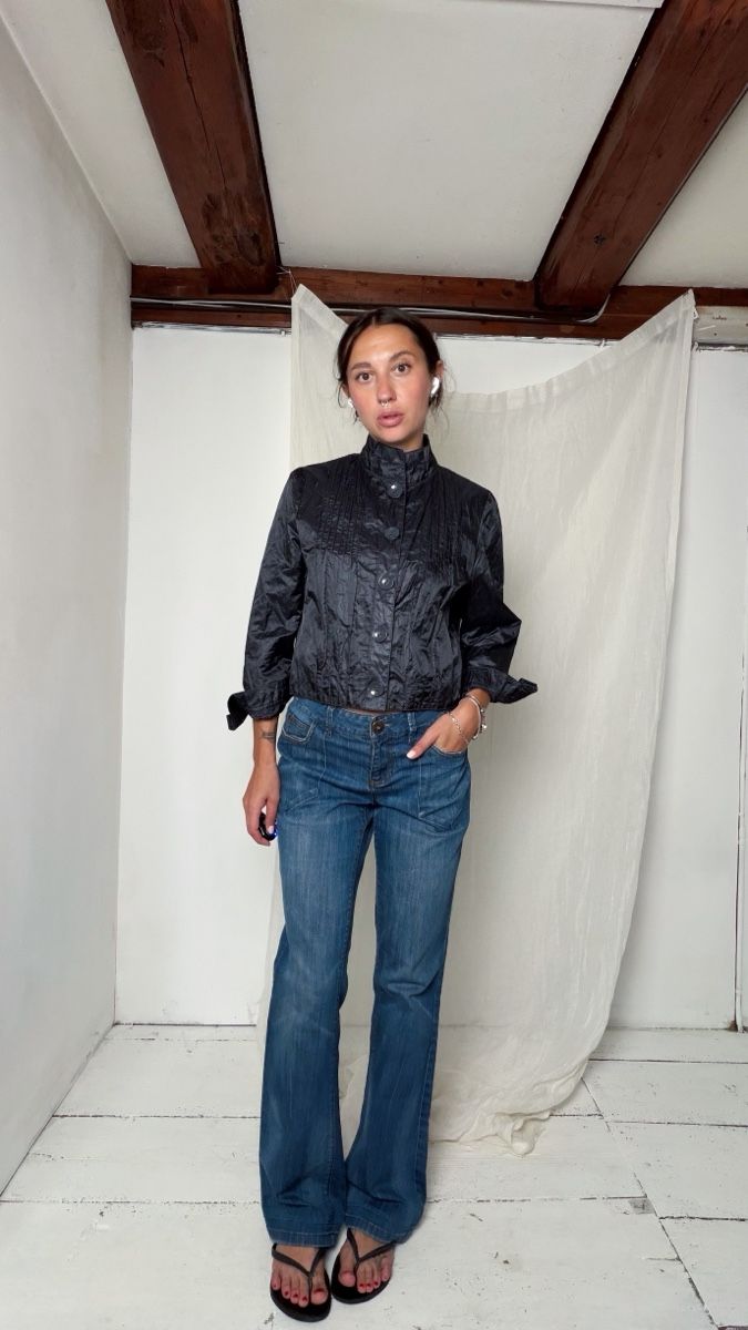 Giacche: Black satin button up blouse/ jacket with subtle textured pa – Usato da Knonau venduto da Grapesvintage 1